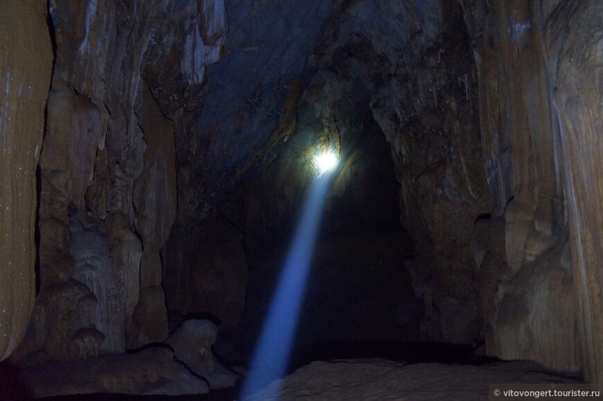 Пещера Слон (Elephant cave) национальный парк Фонгня-Кебанг в провинции Куангбинь Вьетнам