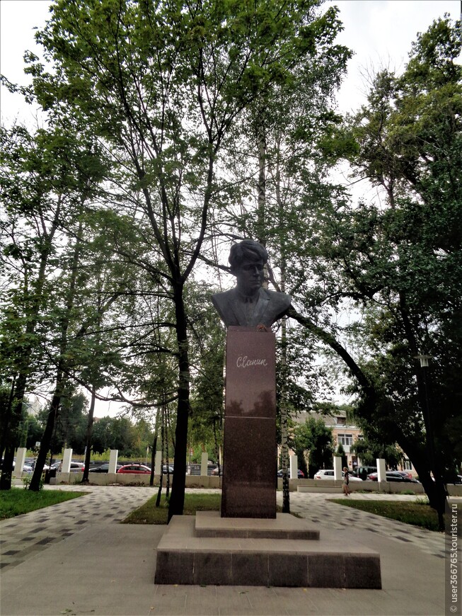 Памятник Сергею Есенину в Верхнем Парке.