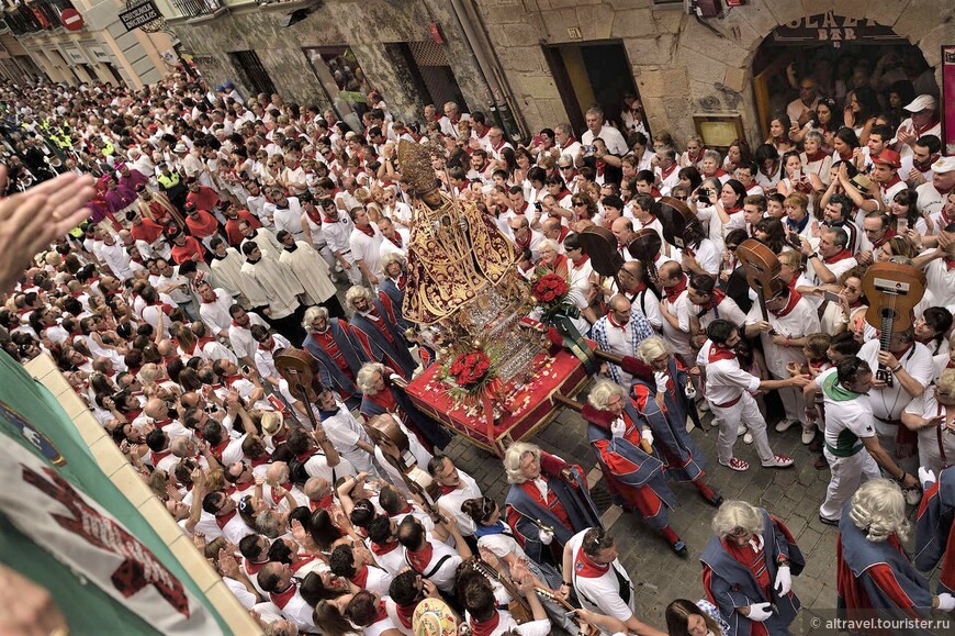  Шествие несет статую Св. Фермина, которому и посвящен весь праздник (интернет).