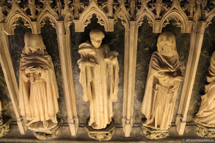 Статуи скорбящих монахов, по периметру обрамляющие захоронение Карла III и его жены.