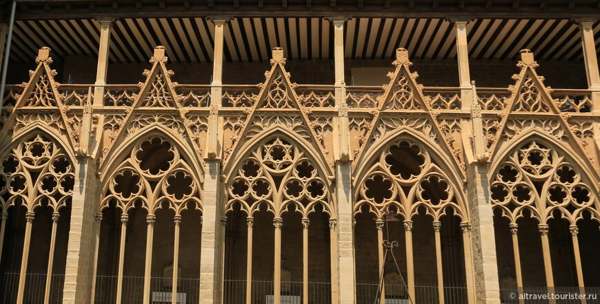 «Готическая вязь», украшающая клуатр собора.