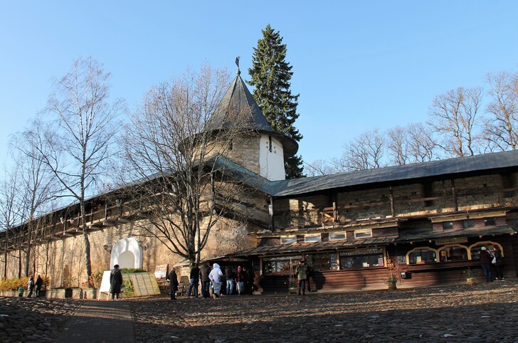 Сувениры у Псково-Печерского монастыря в Печорах