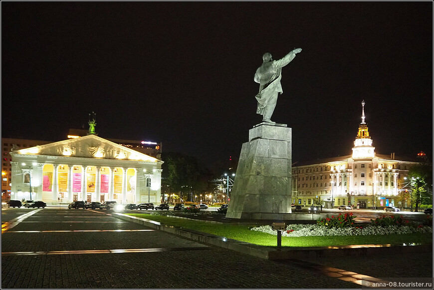 Слева - Воронежский государственный театр оперы и балета.