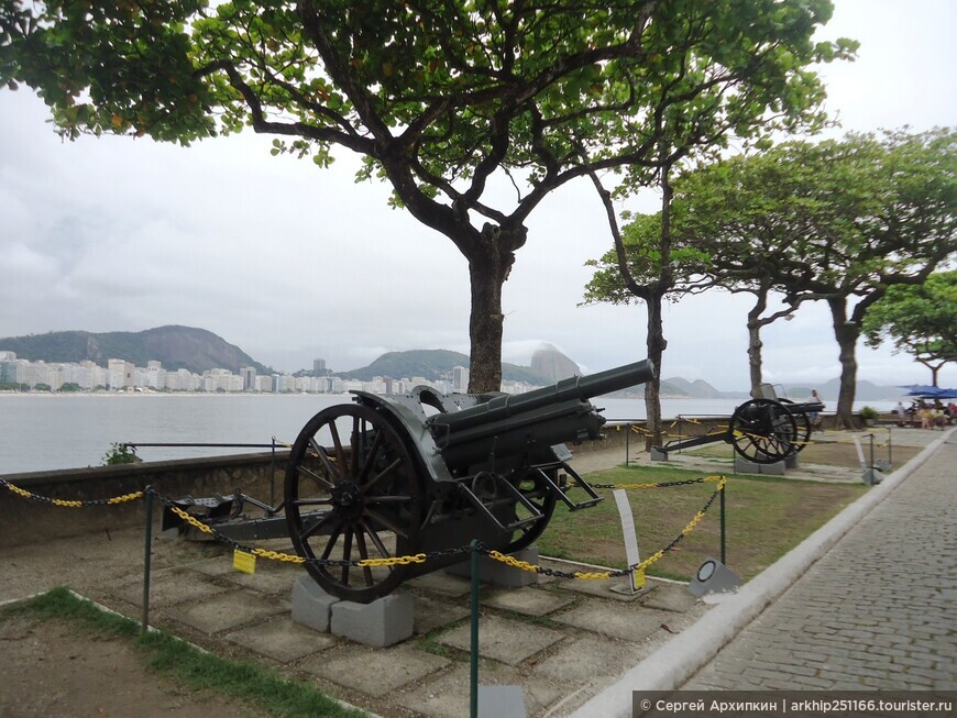 Военный форт Копакабана на культовом пляже Рио-де-Жанейро
