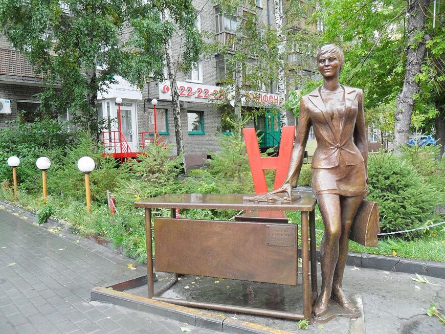 Памятник деловой женщине в Новосибирске