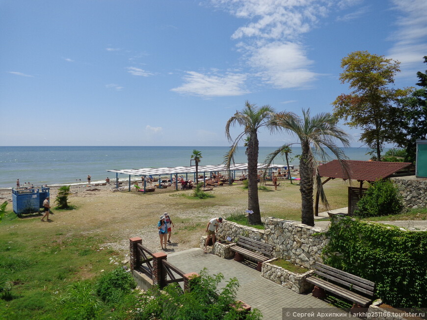 По паркам и пляжам Нового Афона в Абхазии в июле 2021 года