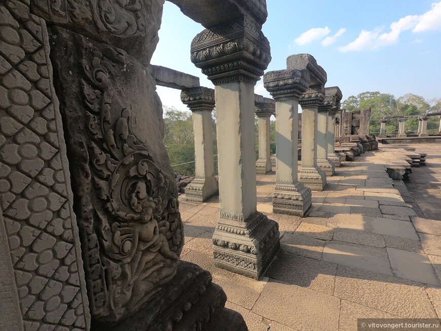 Пимеанакас или Пхимеанакас (Phimeanakas), буддийский храм в Ангкоре, Камбоджа (Angkor, Cambodia)