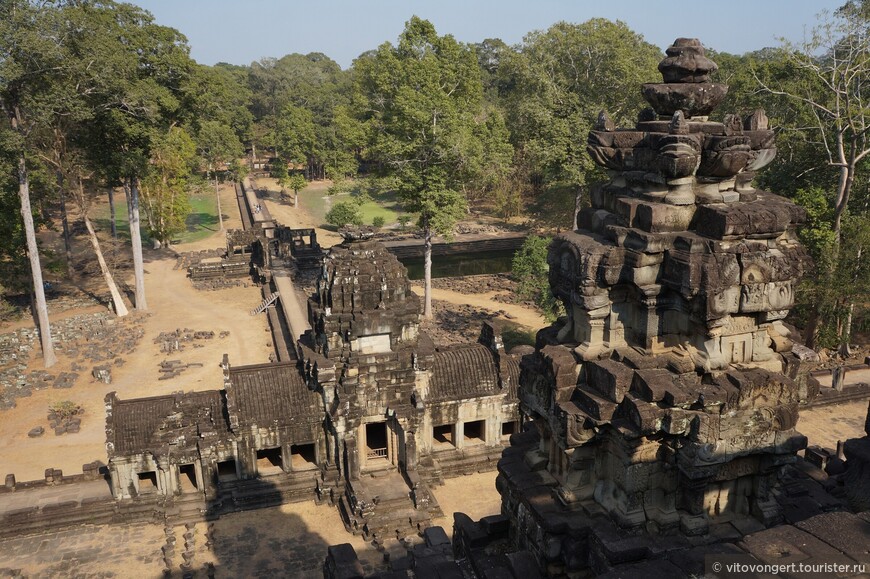 Пимеанакас или Пхимеанакас (Phimeanakas), буддийский храм в Ангкоре, Камбоджа (Angkor, Cambodia)