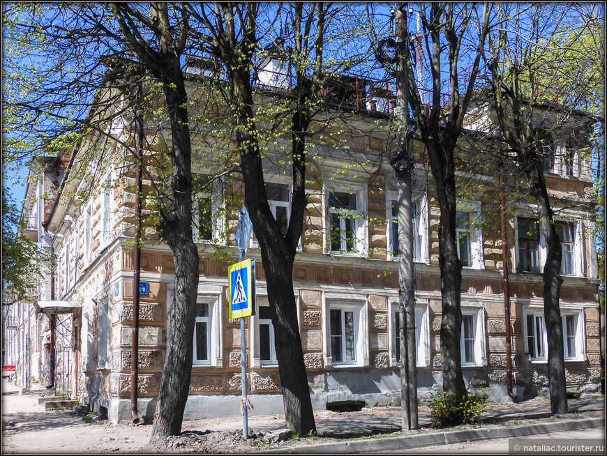 На углу Ильиной улицы № 11 и улицы Михайлова расположен дом титулярного советника И. И. Игнатовского, постройки 19 века. В настоящее время это многоквартирный жилой дом, памятник архитектуры и истории.