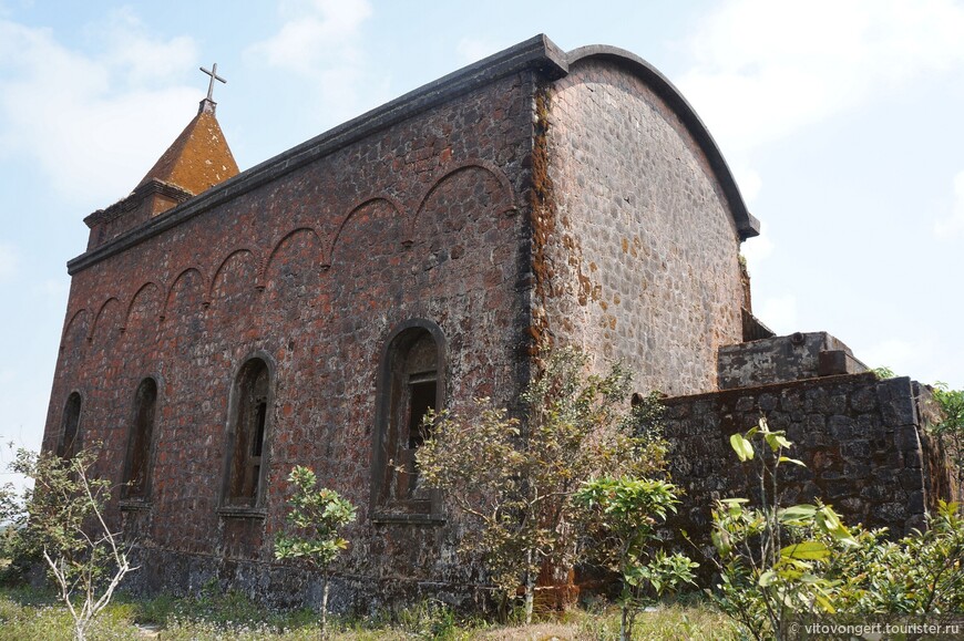 Старая заброшенная католическая церковь (Old Catholic Church) в национальном парке Бокор г. Кампот Камбоджа