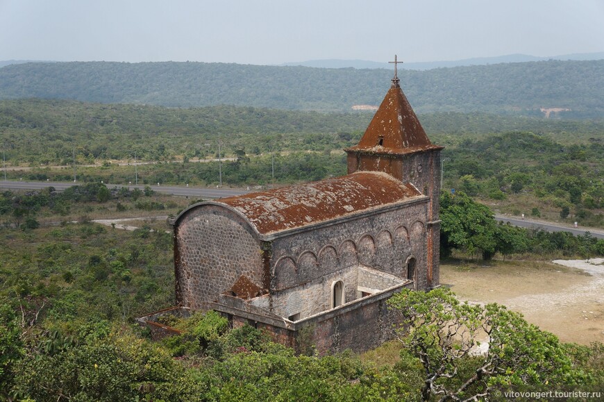 Старая заброшенная католическая церковь (Old Catholic Church) в национальном парке Бокор г. Кампот Камбоджа