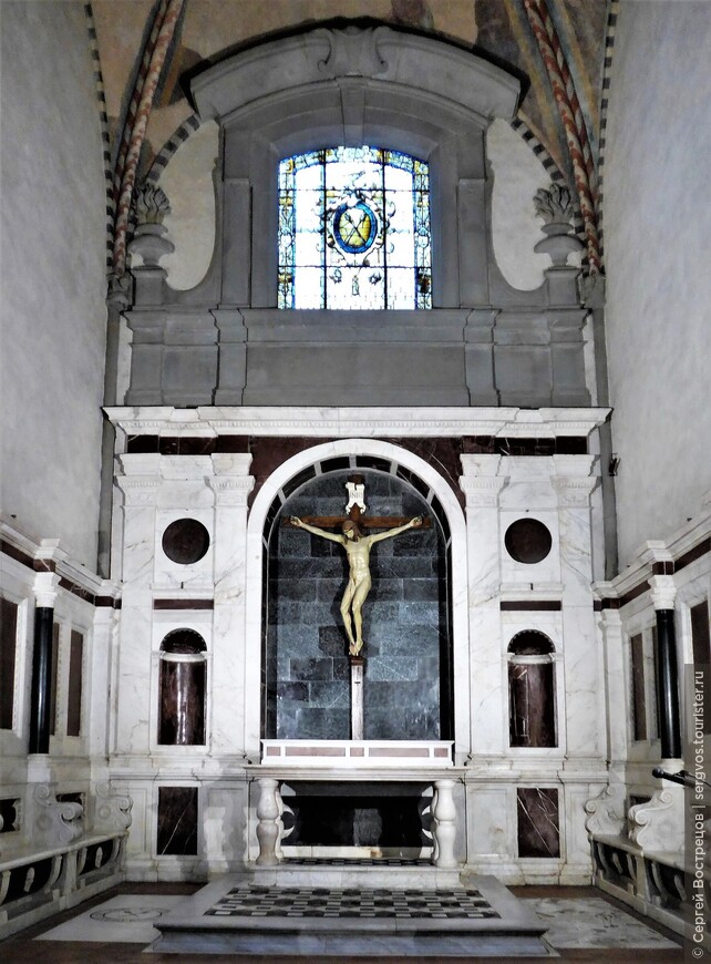 Деревянное распятие Брунеллески (1410-1415) в капелле Гонди, оформленной Джулиано да Сангалло
