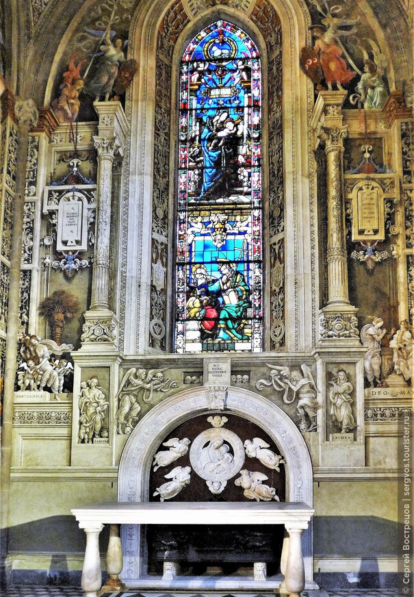 Капелла Филиппо Строцци в Санта-Мария-Новелла. Задняя стена с витражом и захоронением донатора