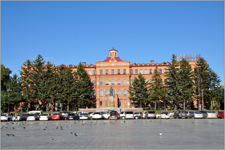 Площадь Ленина. Реальное училище (на нем установлена камера)