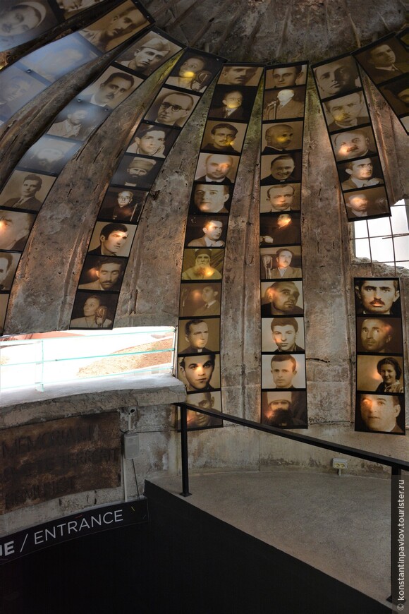 Фотографии узников режима при входе в музей