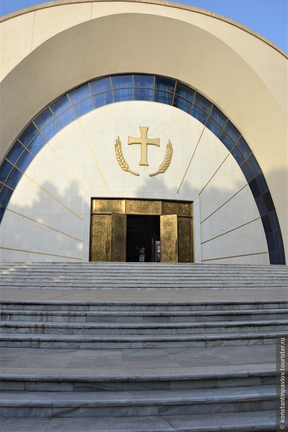 Это кафедральный собор в Тиране