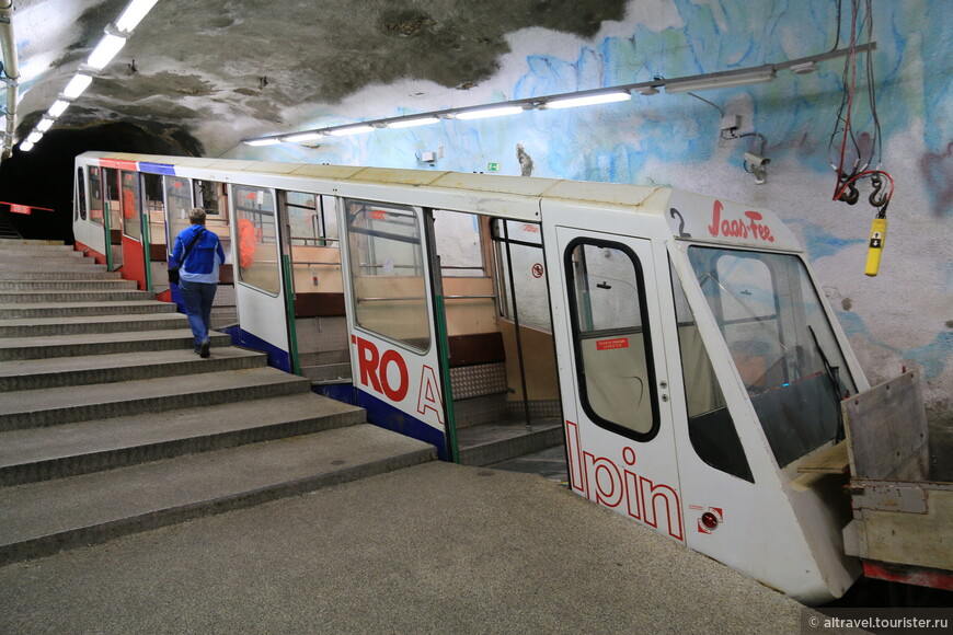 Единственный вагон этого метро на нижней станции.

