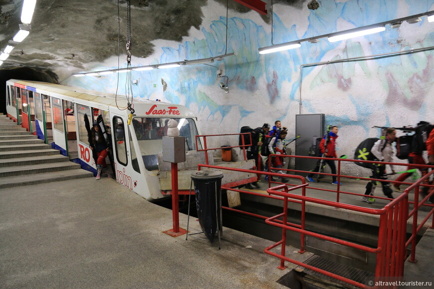 А здесь поезд уже на верхней станции. Он привёз лыжников в зону летнего катания на леднике Фе.