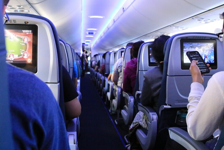 Большинство моделей телефонов можно спокойно перевозить на борту самолетов