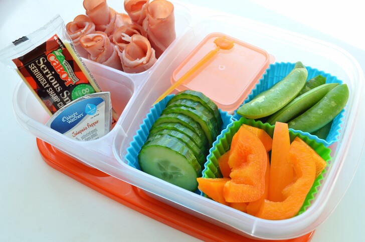 Чаще всего еду в самолет перевозят в пластиковых контейнерах