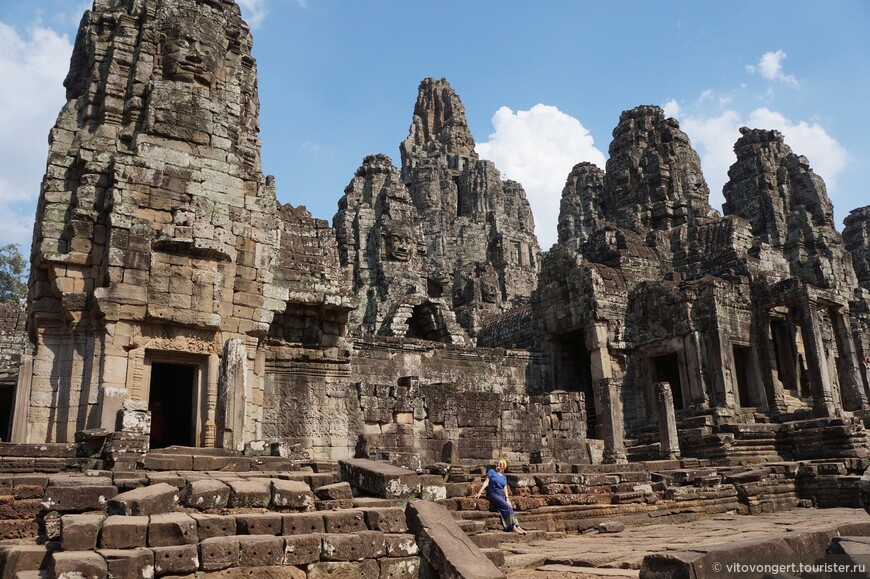 Байон — храмовый комплекс в центре Ангкор-Тхома, Камбоджа