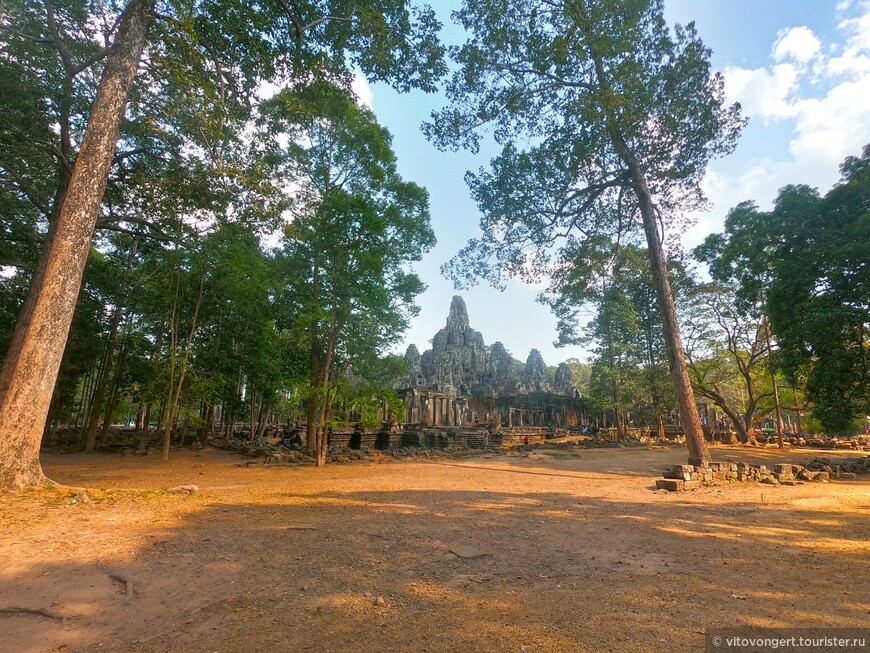 Байон — храмовый комплекс в центре Ангкор-Тхома, Камбоджа