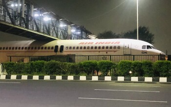 В Индии под пешеходным мостом застрял самолёт