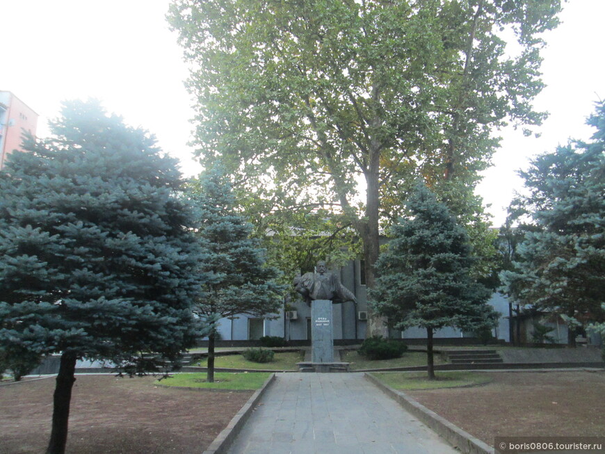 Пешеходная зона с памятником Гамсахурдия