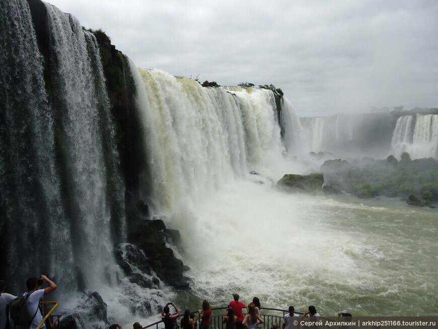 Водопад «Глотка Дьявола» — самый впечатляющий в системе водопадов Игуасу в Бразилии