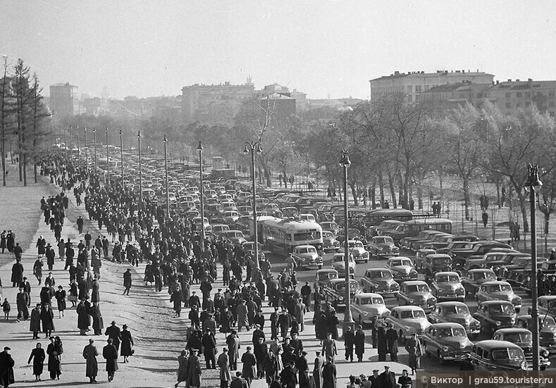 Ленинградский проспект в районе стадиона Динамо перед началом футбольного матча, 1949(Из Интернета)