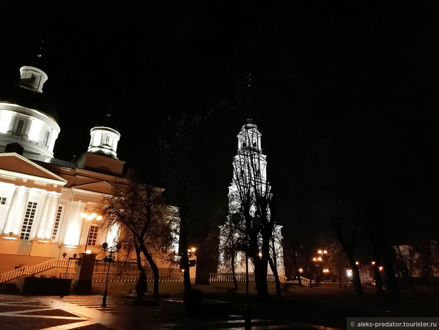 Вечерняя прогулка у Спасского кафедрального собора в Пензе
