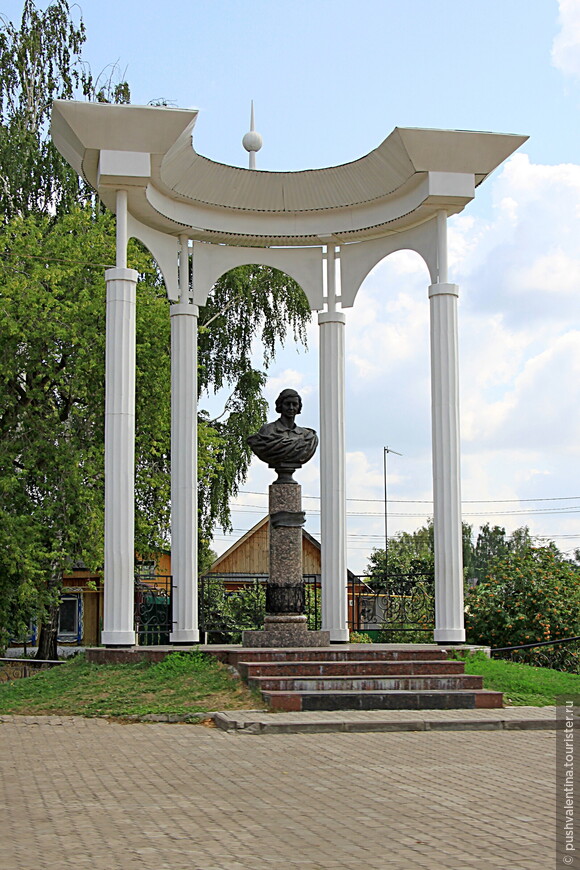 В Елабуге Цветаева прожила свои последние дни, здесь есть ее памятник и музей.