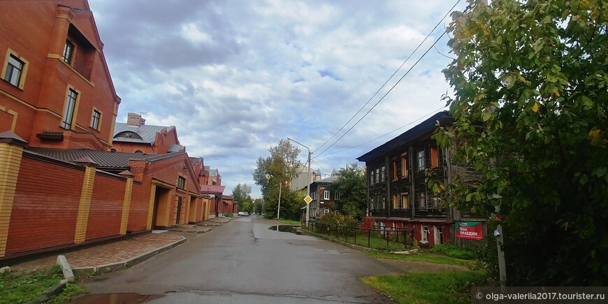 Ул. Мельничная.  Справа бывшие доходные дома 19-20 веков , слева современные особняки.