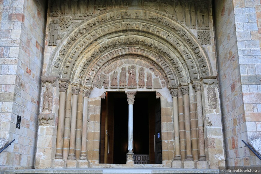 Портал главного входа в церковь.