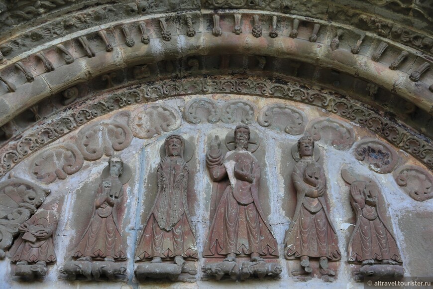 В центре тимпана видны архаичные изображения Спасителя, Богоматери и четырёх евангелистов, от которых прямо веет древностью.