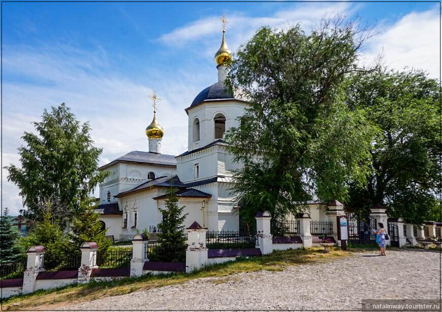 Церковь Константина и Елены. Единственная посадская церковь, уцелевшая до наших дней.  Деревянная была построена в 1551 году. Предположительно во второй половине XVII века перестроена в камне