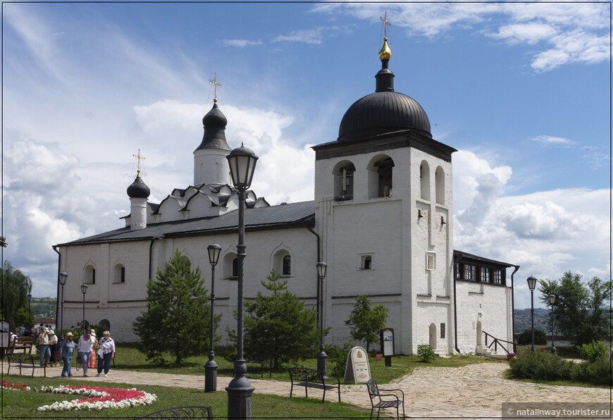 Одностолпный трапезный храм во имя преподобного Сергия Радонежского. (1604 г.)