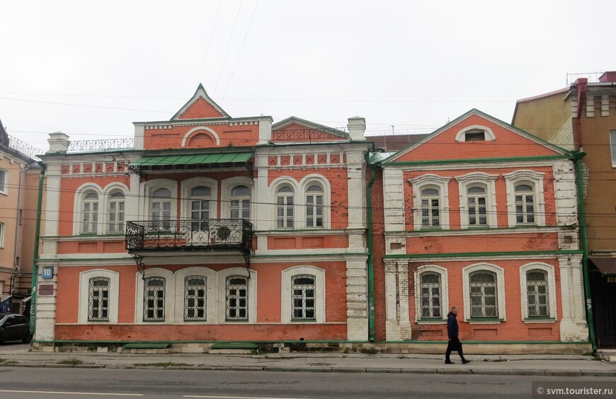 Предположительно дом с балконом в начале 20 века принадлежал мещанам Комаровым.В доме с фасадом из трех окон проживала семья Ступиных.Фрунзе 10.