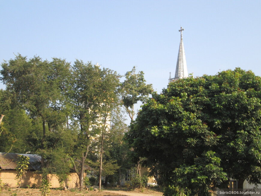 Нетипичная для Мьянмы постройка в малолюдном районе