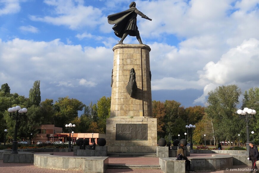  Высота статуи-5,6 метра,вес-27 тонн.Император предстал перед нами идущим широким,уверенным шагом,с развевающимися за плечами плащом и свитком в руке,устремившим свой взор на реку Воронеж.