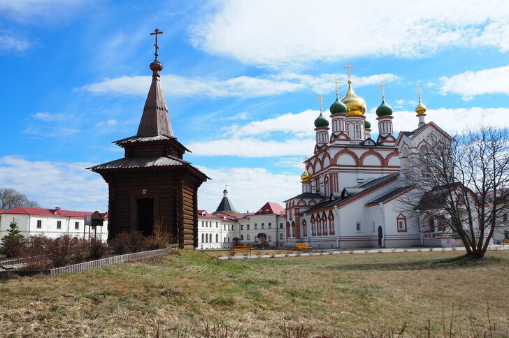 Собор Сергия Радонежского и деревянная часовня в память 600-летия преставления Сергия Радонежского.