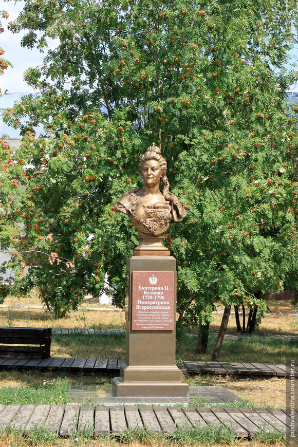 Памятник Екатерине Второй, даровавшей Елабуге звание города.