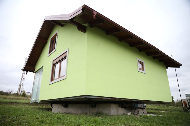 Устал от ссор с женой: 72-летний житель Боснии и Герцеговины построил вращающийся дом