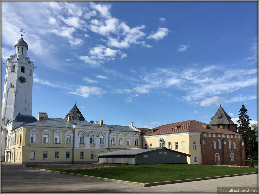 Слева - направо: Церковь Сергия Радонежского, Часовая башня (Часозвоня),  Иоанновский корпус, Владычная (грановитая) палата.