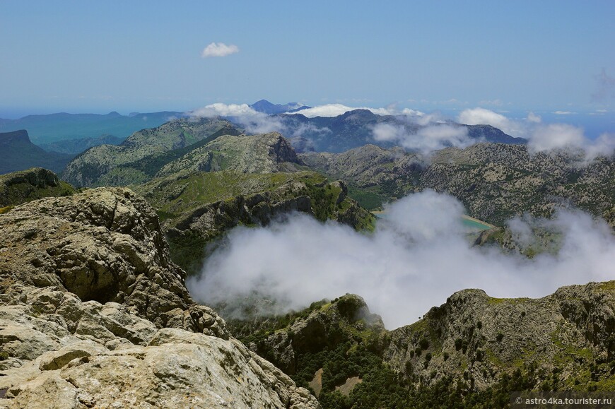 Вершина Sa Rateta (1113 м) в центре чуть выше левее, за ней видны редкие облака.