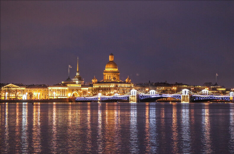 Вид на Дворцовый мост и Исаакиевский собор от Петропавловской крепости, январь