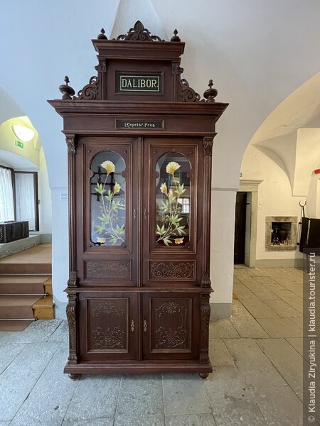 Музыкальный шкаф, созданный в Праге в 1906 году. Два сменных цилиндра с 8 различными мелодиями каждый. Реставрация Йоже Совинца 2007 года.