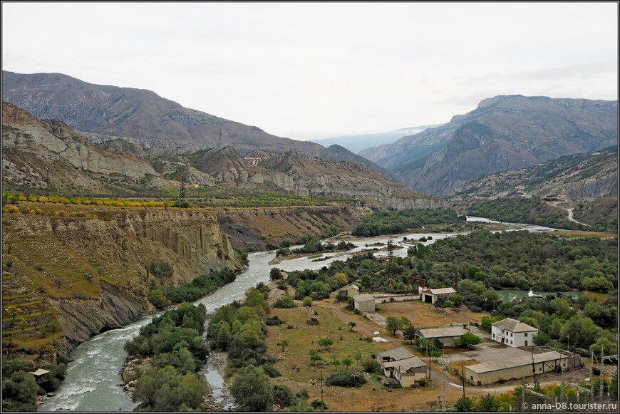 Вид на долину реки Каракойсу после плотины Гунибской ГЭС.