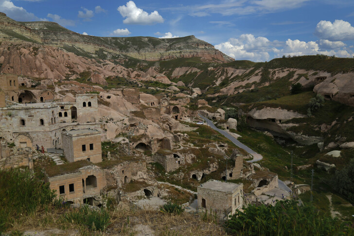 Скальные жилища в поселке Чавушин