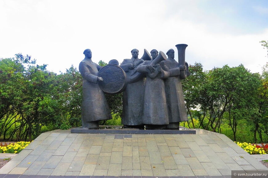 Официально памятник называется-Первому липецкому уездному совету,символизирует оркестр Первой Конной армии.А в народе его называют-Трубачи и даже-Битлы.Установлен в 1987 году к 70-летию революции.